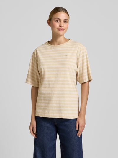 Frauenmodel trägt Oversized T-Shirt aus reiner Baumwolle Modell 'C_EREGULAR_STRIPE' von BOSS Orange, gestreift, Ganzkörperansicht von vorne