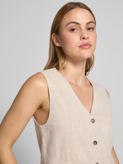 Kobiece model prezentuje kamizelkę z mieszanki lnu z listwą guzikową, prosty krój, kieszenie z wypustką, model 'Viana Ginia' od MSCH Copenhagen, mieszanka lnu z dodatkiem wiskozy, dekolt w serek, szerokość ramion w rozmiarze S: 35 cm, szerokość klatki piersiowej w rozmiarze S: 46 cm, długość tyłu w rozmiarze S: 31 cm, jasny beż, tekstura lnu, zbliżenie na górną część ciała