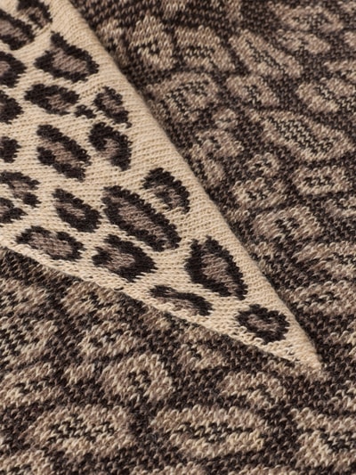 Produktfoto, Schal aus Schurwoll-Mix mit Viskose-Anteil von UNIO HAMBURG, Animal-Print, Dreiecksform, Strick-Optik, beige-braun, Detailansicht