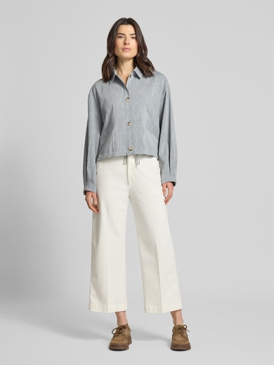 Vrouwenmodel draagt Cropped Jacke met Eingrifftaschen van Jake*s Collection, grijs, materiaalmix met viscose, knoopsluiting, platte kraag, steekzakken, ruglengte maat 36: 53 cm, schouderbreedte 52 cm, borstwijdte 55 cm, mouwlengte 63 cm, volledig frontaal zicht.