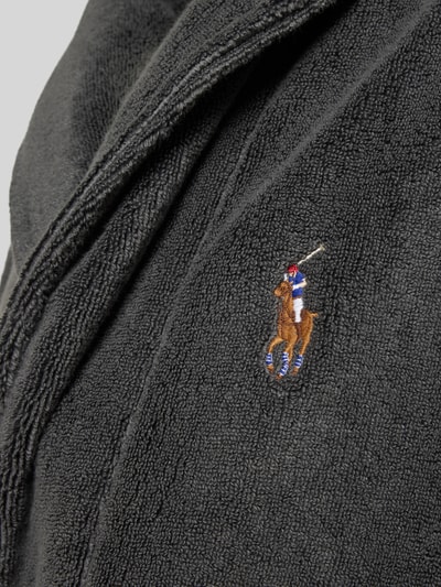 Männermodel trägt Bademantel mit Reverskragen Modell 'SHAWL' von Polo Ralph Lauren Underwear, schwarze Frottee-Baumwolle, Nahaufnahme Oberkörper.