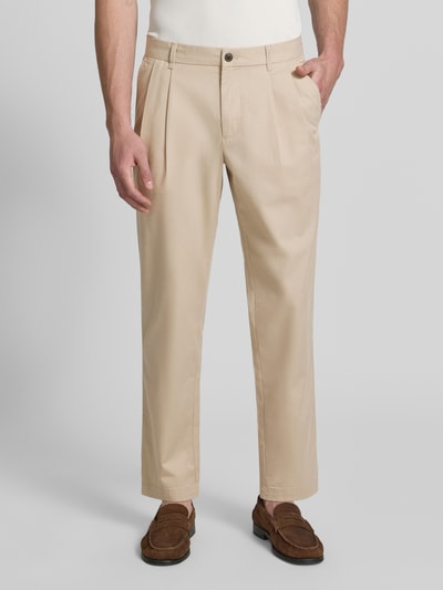 Männermodel trägt Tapered Fit Hose mit Gesäßtaschen von MCNEAL in Beige, Material-Mix mit Baumwoll-Anteil, Drapierungen, Ganzkörperansicht von vorne.
