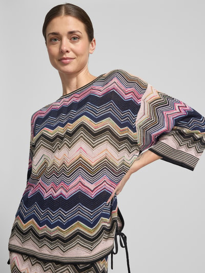 Frauenmodel trägt Strickshirt mit 3/4-Arm von Oui aus Viskose-Baumwoll-Mix im Allover-Look, Regular-Fit, Rundhalsausschnitt, Ganzkörperansicht von vorne.