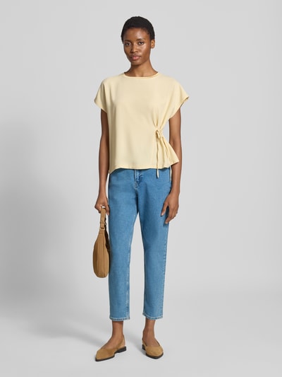 Kobiece modelka nosi niebieskie jeansy Mom Fit z mieszanki lyocellu i bawełny Mom Fit Jeans aus Baumwoll-Mix mit Lyocell-Anteil Modell 'MAIRAA' od ARMEDANGELS, damskie jeansy Mom Fit, widok całopostaciowy z przodu