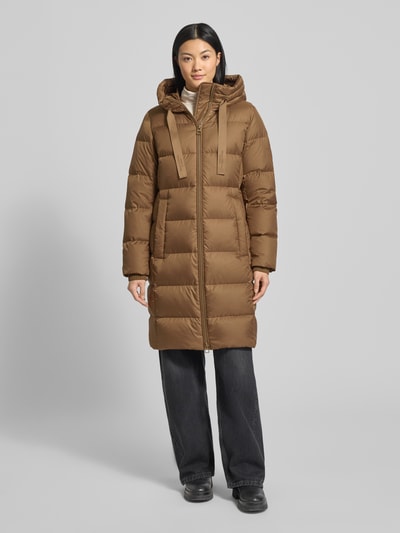 Frauenmodel trägt Shaped Fit Daunenmantel mit Kapuze von Marc O'Polo in Optik: Unifarben, Stehkragen, Zweiwege-Reißverschluss, Stepp-Materialverarbeitung, Ganzkörperansicht von vorne.