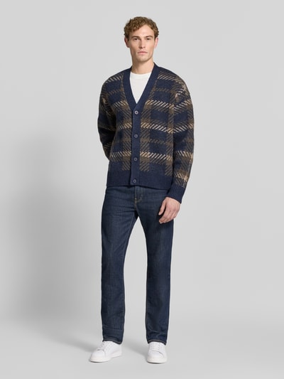 Mannenmodel draagt Relaxed Fit gebreid jack met all-over motief model 'MARIAN' van Jake*s Studio Men, blauw en bruin, Ganzkörperansicht von vorne.