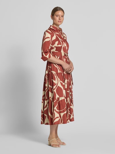 Frauenmodel trägt Hemdblusenkleid in Maxilänge von Christian Berg Cocktail im gemusterten Braun-Beige, tailliert, Ganzkörperansicht von vorne.