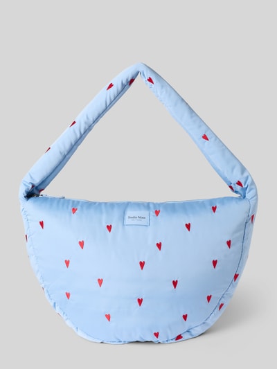 Produktfoto, Crossbody Bag mit Logo-Patch Modell 'Puffy' von STUDIO NOOS, główna przegroda z zamkiem błyskawicznym, pasek, naszywka z logo, wyhaftowany motywem na całej powierzchni, szerokość w rozmiarze 1: 47 cm, długość w rozmiarze 1: 34 cm, głębokość w rozmiarze 1: 10 cm, długość paska w rozmiarze 1: 72 cm, jasnoniebieski kolor z czerwonym motywem serca, lekka wyściełana faktura