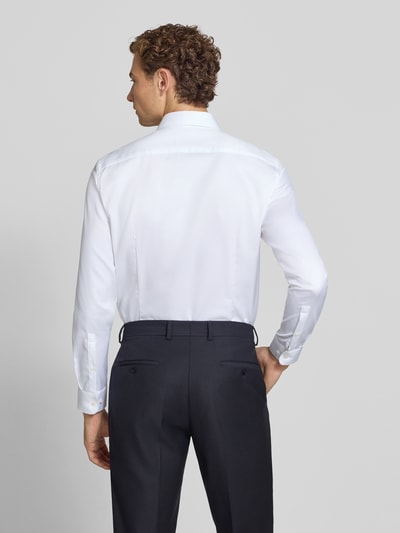 Męski model nosi Slim Fit Businesshemd aus reiner Baumwolle von Jake*s, białe, gładkie, widok całej sylwetki z tyłu.