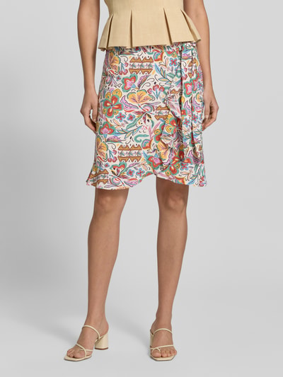 Frauenmodel trägt Wickelrock aus Viskose-Mix im Allover-Look von Christian Berg Woman, bunte Muster, Minirock, A-Linie, Nahaufnahme Oberkörper