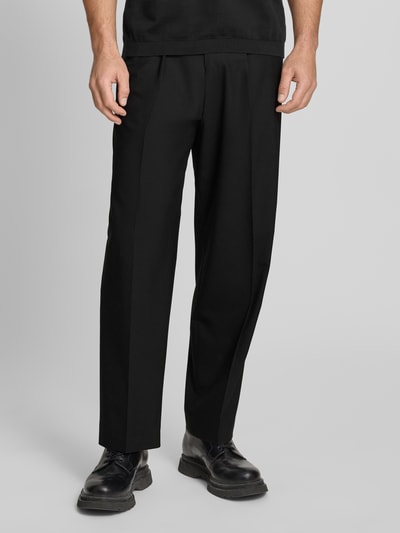 Mężczyzna nosi Straight Fit Hose aus Schurwoll-Mix Modell 'TONY' von HUGO, czarny, gładki materiał, pasek, patki, krój straight fit, widok z przodu, ujęcie całej sylwetki.