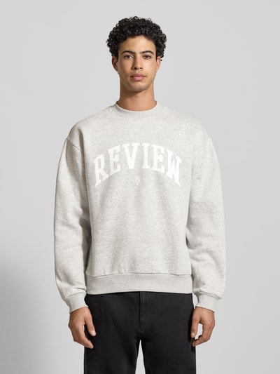 REVIEW Sweatshirt mit Varsiety Embleme Hellgrau Melange 4