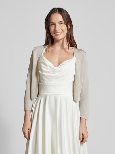 Kobiece model prezentuje Regular Fit Bolero aus Viskose-Mix in Strick-Optik von Jake*s Cocktail, efekt błyszczący, długość tyłu 39 cm w rozmiarze 36, ujęcie: z przodu, od pasa w górę
