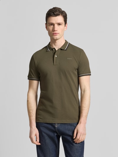 Męski model nosi Slim Fit Poloshirt mit Kontraststreifen von Geox z mieszanki bawełny, kołnierzyk polo, listwa guzikowa, paski w kontrastowym kolorze, długość tyłu w rozmiarze M: 69 cm, krój slim fit, widok całej sylwetki z przodu.