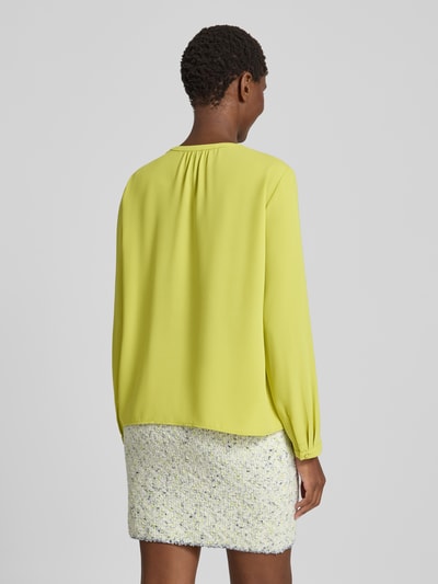 Männermodel trägt Relaxed Fit Bluse mit obszyciem falbanami od Marc Cain, dekolt w serek, z długim rękawem, Długość tyłu 58 cm, Długość rękawów 61 cm, Ganzkörperansicht Rückansicht