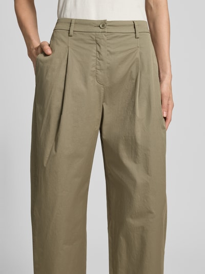 Frauenmodel trägt Barrel Fit Hose mit Eingrifftaschen Modell 'LISAN' von Raffaello Rossi in Beige, Baumwoll-Elasthan-Mix, Nahaufnahme Oberkörper.