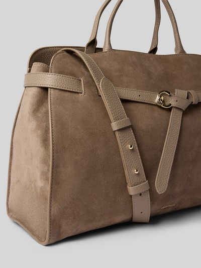 Produktfoto, Handtasche mit Logo-Detail Modell 'Sabine' von Coccinelle in Beige, geteiltes Hauptfach, verstellbarer Schulterriemen, feine Leder-Textur