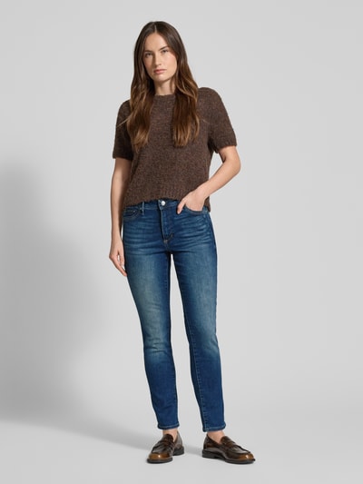 Frauenmodel trägt Slim Fit Jeans aus Baumwoll-Mix Modell 'BETSY' von s.Oliver RED LABEL in Denim-Optik, Kontrastnähte, Ganzkörperansicht von vorne.