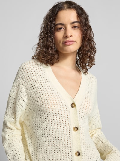 Frauenmodel trägt Relaxed Fit Strickjacke aus Baumwoll-Mix von Marc O'Polo in Creme, grob gestrickt, Damen, Nahaufnahme Oberkörper.