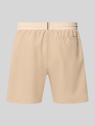 Productfoto, unifarben lichtbeige Badeshorts met contrasterende logo-applicatie, elastische tailleband, zijzakken en achterzak, Badeshorts mit Kontrast-Logo Modell 'STARFISH' van BOSS, context heren badmode.