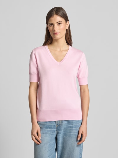 Modelka kobieca nosi Strickshirt mit V-Ausschnitt Modell 'Katie' od FREE/QUENT, różowy, krój regular fit, mieszanka wiskozy ze stretch, widok całej sylwetki z przodu.