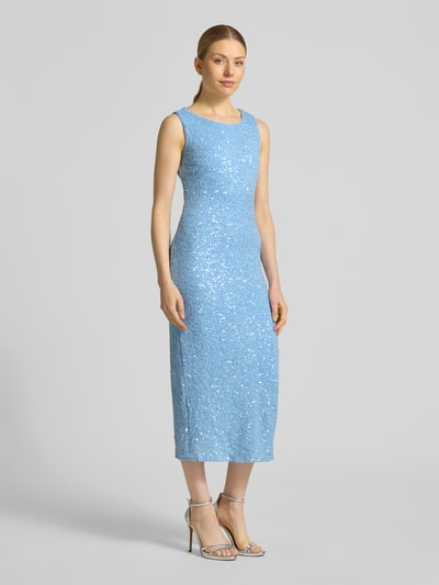Frauenmodel trägt Midikleid mit Pailletten von Little Mistress in Hellblau, Figurbetont, Rundhalsausschnitt, Strukturmuster, Ganzkörperansicht von vorne. Rückenlänge bei Größe 36: 123 cm, Brustweite bei Größe 36: 38 cm.