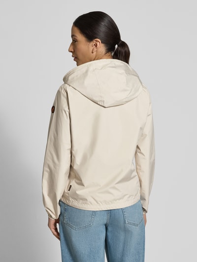 Frauenmodel trägt Regular Fit Jacke mit Zweiwegereißverschluss Modell 'Stella' von SAVE THE DUCK, cremefarben, glatte Struktur, Ganzkörperansicht Rückansicht, Details: Eingrifftaschen, Rückenlänge 60 cm, Schulterbreite 42 cm, Brustweite 52 cm, Ärmel 64 cm.