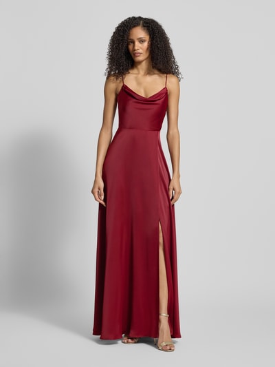 Frauenmodel trägt Abendkleid mit Wasserfall-Ausschnitt von Jake*s Cocktail in Bordeauxrot, glatter Stoff, taillierter Schnitt, Ganzkörperansicht von vorne. Material-Mix mit Stretch-Anteil, Spaghettiträger, Nahtreißverschluss, blickdichtes Unterkleid, lange Rückenlänge, schimmernde Oberfläche.