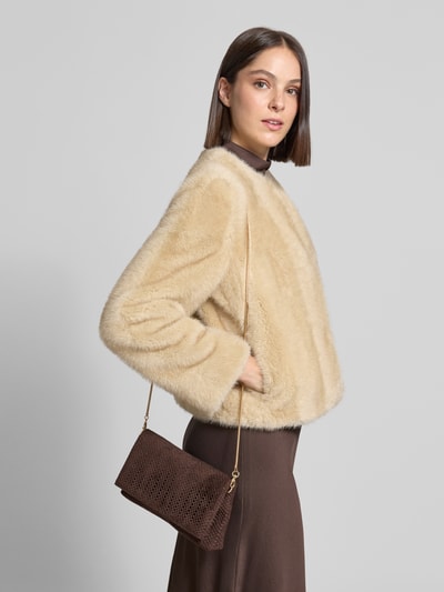 Frauenmodel trägt Clutch mit Schulterkette Modell 'FoldLaserClutch' von Jake*s Cocktail, braun mit strukturierter Oberfläche, Ganzkörperansicht von vorne.