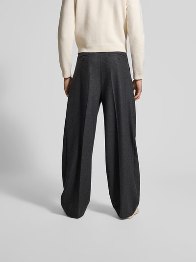 Männermodel trägt Stoffhose aus Baumwoll-Mix von Filippa K, dunkles Grau, Straight Fit, Bügelfalten, Eingrifftaschen, Ganzkörperansicht Rückansicht.