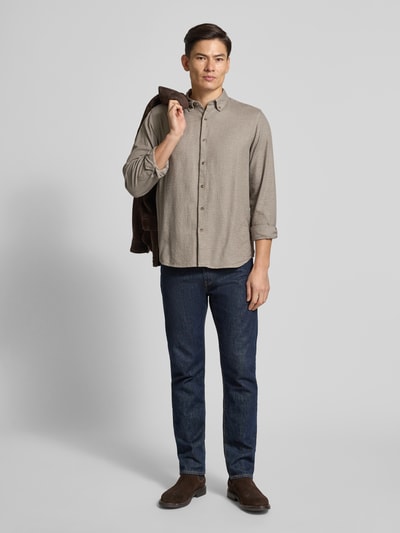 Männermodel trägt Regular Fit Freizeithemd aus reiner Bio-Baumwolle Modell 'REGNOAH' von Selected Homme, Optik: Unifarben, Ganzkörperansicht von vorne.