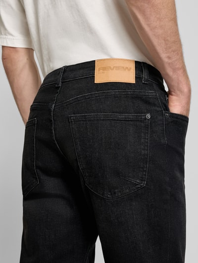 Mannelijk model draagt 'Slim Fit Jeans im Five-Pocket-Design' van REVIEW, zwarte wassing, katoenmix, detailopname van de achterkant.