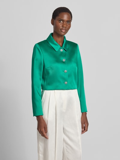 Modelka nosi Slim Fit Blazer mit Umlegekragen und Knopfleiste von Marc Cain, Mieszanka materiałów z dodatkiem wiskozy, krój slim fit, wykładany kołnierz, listwa guzikowa, długość tyłu w rozmiarze 36: 43 cm, szerokość w rozmiarze 36: 45 cm, długość rękawów w rozmiarze 36: 60 cm, zielony, gładka tekstura, białe spodnie, całopostaciowe ujęcie z przodu.