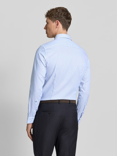 Männermodel trägt Slim Fit Business-Hemd aus Baumwolle mit Kentkragen von SEIDENSTICKER, blaue Streifen, Ganzkörperansicht Rückansicht, Allover-Look, Knopfleiste, Größenangaben gemäß Kontext