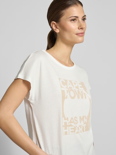 Frauenmodel trägt Regular Fit T-Shirt mit Statement-Print von monari im Baumwoll-Modal-Mix, Rundhalsausschnitt, Kurzärmelig, Rückenlänge 56 cm, Nahaufnahme Oberkörper.