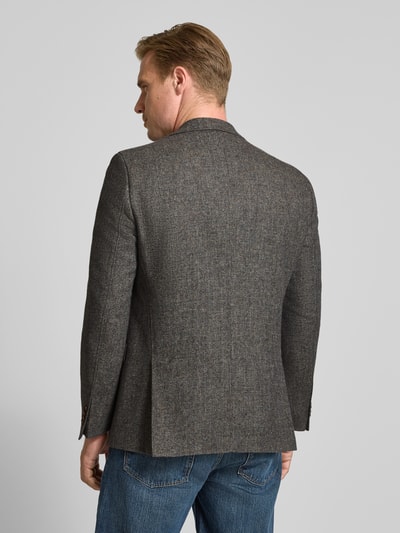 Männermodel trägt Slim Fit Sakko mit Viskose-Anteil Modell 'Theo' von Carl Gross in Grau mit feiner Struktur, Ganzkörperansicht Rückansicht. Material-Mix, Reverskragen, Brust- und Pattentaschen, 2-Knopfleiste, Einstecktuch, Rückenlänge 74 cm, Schulterbreite 45 cm, Ärmellänge 65 cm.