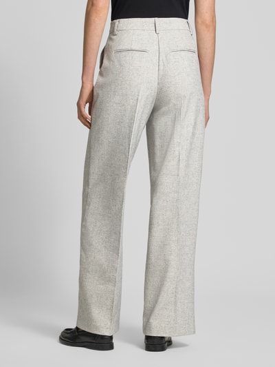 Vrouwenmodel draagt Hose met Leinen-Anteil und Längsnähten Modell 'RIU' van YAS, materiaalmix met linnen, wijde benen, ganzlichaamsaanzicht achteraan.
