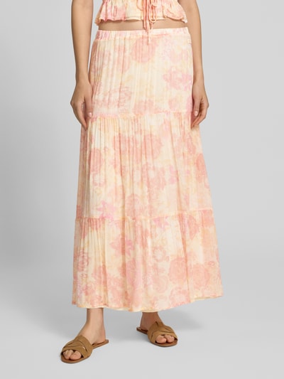 Frauenmodel trägt Maxirock aus Viskose im Stufen-Look Modell 'Caloa' von OH APRIL in Rosa und Beige, A-Linie, Nahaufnahme Unterkörper.