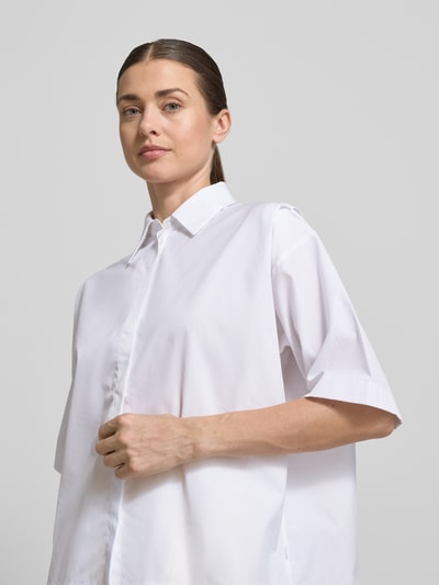 Frauenmodel trägt Oversized Hemdbluse aus reiner Baumwolle Modell 'BIMINA' von BOSS, unifarben, Popeline, Nahaufnahme Oberkörper.