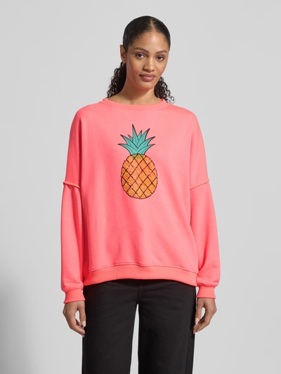 Frauenmodel trägt Oversized Sweatshirt mit Pailletten von miss goodlife, Baumwoll-Mix, Rundhalsausschnitt, leuchtendes Pink, Ganzkörperansicht von vorne.