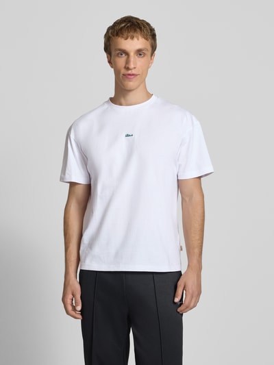 Mannelijk model draagt Regular Fit T-Shirt met Logo-Stitching van BLKVIS, wit katoen, ronde hals, maat M ruglengte 62 cm, frontale lichaamsoverzicht.