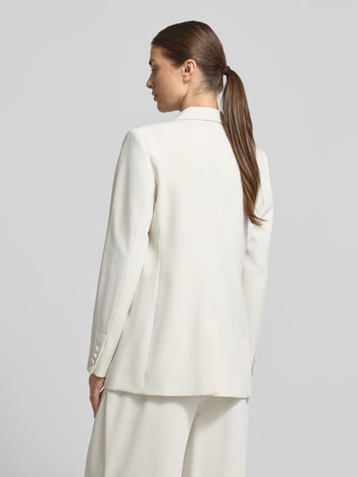 Frauenmodel trägt Regular Fit Blazer mit Pattentaschen von Christian Berg Cocktail in Creme, Material-Mix mit Stretch-Anteil, Ganzkörperansicht Rückansicht.