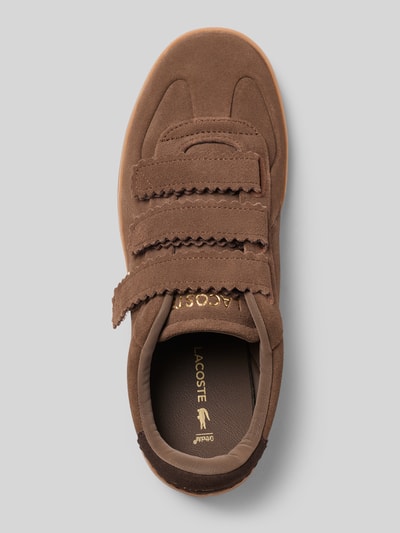 Produktfoto, Sneaker aus echtem Rindsleder von Lacoste, Damen Sneaker, braune Farbe, strukturierte Oberfläche, glatte Sohle