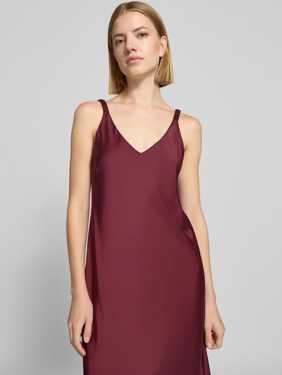 Frauenmodel trägt Cocktailkleid aus Satin mit V-Ausschnitt von Vera Mont in Weinrot, glatte Textur, A-Linie, Nahaufnahme Oberkörper.
