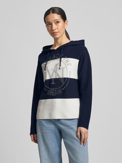 Frauenmodel trägt Strickpullover mit Kapuze und Streifenmuster von monari, Reine Baumwolle, Regular-Fit, Logo, Ganzkörperansicht von vorne.
