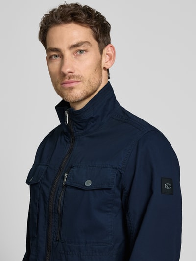 Männermodel trägt Regular Fit Jacke aus reiner Baumwolle von Tom Tailor in Two-Tone-Optik mit Reißverschluss und Brusttaschen, Nahaufnahme Oberkörper.