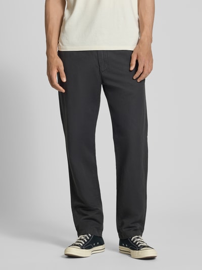 Männermodel trägt Relaxed Fit Chino aus Baumwolle-Leinen-Mix Modell 'FILIP RELAXED' von Marc O'Polo Denim, Farbe Unifarben, Label-Patch, Gürtelschlaufen, Knopf und Reißverschluss, Bundabschluss elastisch, Optik: Unifarben, Passform: Relaxed-Fit, Ganzkörperansicht von vorne.
