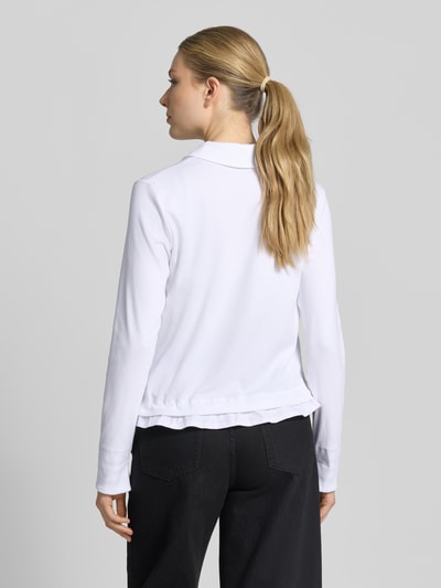 Frauenmodel trägt Regular Fit Jacke mit aufgesetzten Taschen von Marc Cain in Weiß mit Reverskragen, Rückenlänge 56 cm, Ganzkörperansicht Rückansicht.