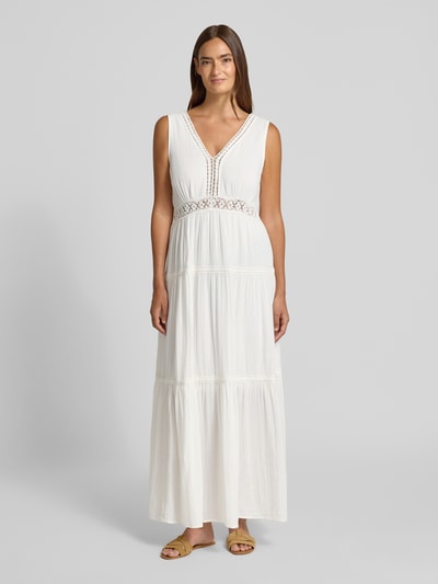 Frauenmodel trägt Maxikleid mit Loch-Stitching Modell 'Anini' von YAS aus reiner Baumwolle im ärmellosen Design mit V-Ausschnitt, Tailliert, weiß, feine Stoffstruktur, Ganzkörperansicht von vorne.