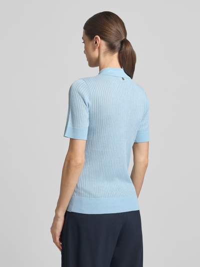 Frauenmodel trägt Strickshirt mit Polokragen und Knopfleiste von Liu Jo White in Hellblau, Viskose-Mix, Slim Fit, Ganzkörperansicht Rückansicht.